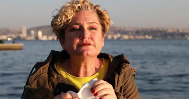 Mujer Mediana Edad Estornudando Soplando Nariz Tejido — Vídeos de Stock