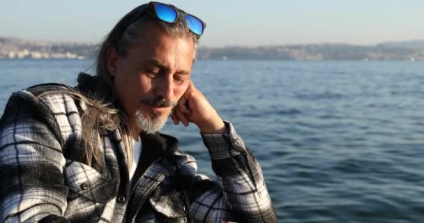 Вид Середньолітнього Кавказького Чоловіка Сидячи Пірсі Споглядаючи Морі — стокове відео