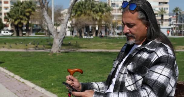 Щасливий Чоловік Середнього Віку Який Користується Смартфоном Міському Парку — стокове відео