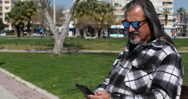 Şehir Parkında Akıllı Telefon Kullanan Mutlu Orta Yaşlı Adam — Stok video