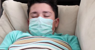 Koruyucu tıbbi maskeli bir gencin portresi Virüs Gribi Zatürresi Coronavirus Covid 19 Salgın Salgını