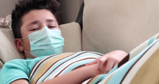 Porträt Eines Teenagers Schutzmaske Der Hause Liegt Virusgrippe Lungenentzündung Coronavirus — Stockvideo