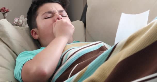 Портрет Больного Подростка Страдающего Простуды Гриппа Сморкающегося Диване Покрытый Одеялом — стоковое видео