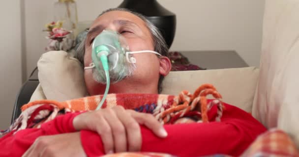 居家隔离或隔离概念流行病感染Covid 19带雾化面罩在家休息的结肠炎患者 — 图库视频影像