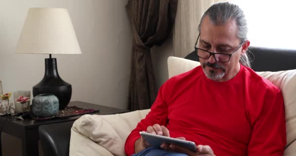 Hombre Mediana Edad Usando Tableta Digital Sala Estar Casa — Vídeos de Stock