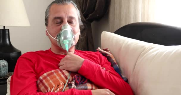 Karantinası Veya Teselli Konsepti Salgın Hastalığı Nebulizer Maskeli Adam Evde — Stok video