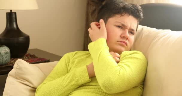 Portret Van Een Jonge Jongen Met Huidproblemen Jeuk Allergie — Stockvideo