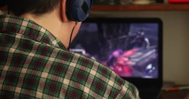 Gamer Jogando Jogo Computador Visão Traseira — Vídeo de Stock