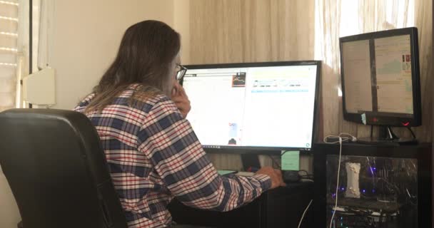 Evde Bilgisayarla Çalışan Orta Yaşlı Bir Adamı — Stok video