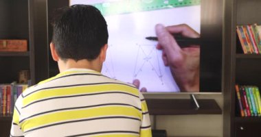 Çevrimiçi eğitim mesafesi karantina ya da tecrit süresince evde eğitim gören çocuklar için öğrenim