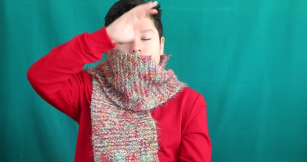 Winter Portret Van Jonge Jongen Warme Kleren Niezen Tegen Chroma — Stockvideo