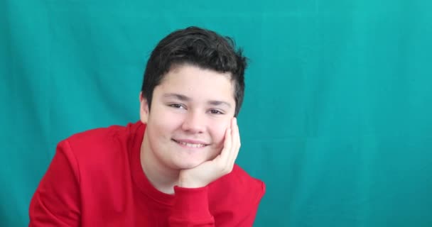 Портрет Щасливої Кавказької Дитини Дивлячись Фоні Зеленого Екрану Фотоапарата — стокове відео