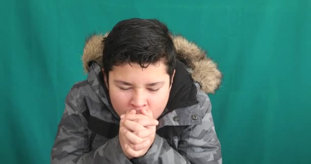 Zimowy Portret Chłopca Ciepłych Ubraniach Tle Zielonego Ekranu Chroma Key — Wideo stockowe