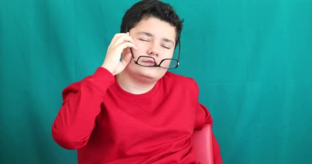 Retrato Menino Adolescente Feliz Fazendo Engraçado Grimace Chave Verde Tela — Vídeo de Stock