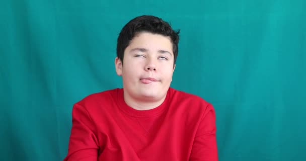 Портрет Счастливого Мальчика Подростка Делающего Смешную Гримасу Зеленом Фоне Хрома — стоковое видео