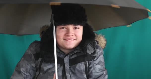 Zimowy Portret Młodego Chłopca Ciepłej Odzieży Parasolem Tle Zielonego Ekranu — Wideo stockowe