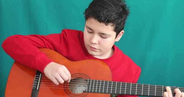 Jeune Garçon Musicien Pratiquant Avec Guitare Sur Fond Vert Chroma — Video