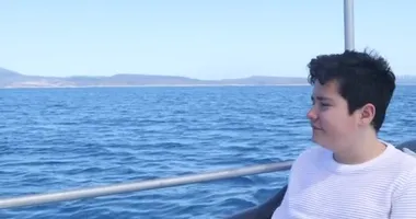 Yaz tatilinde yat güvertesinde dinlenen bir gencin portresi. Seyahat insanları yaz konsepti