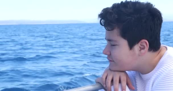 Portret Jednego Młodego Chłopca Relaksującego Się Pokładzie Jachtu Podczas Wakacji — Wideo stockowe