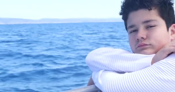 Retrato Niño Triste Sentado Cubierta Del Yate Las Vacaciones Verano — Vídeos de Stock