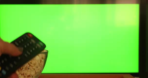 Γυναικείο Χέρι Που Χρησιμοποιεί Τηλεχειριστήριο Κανάλια Επίπεδη Πράσινη Οθόνη Τηλεόραση — Αρχείο Βίντεο