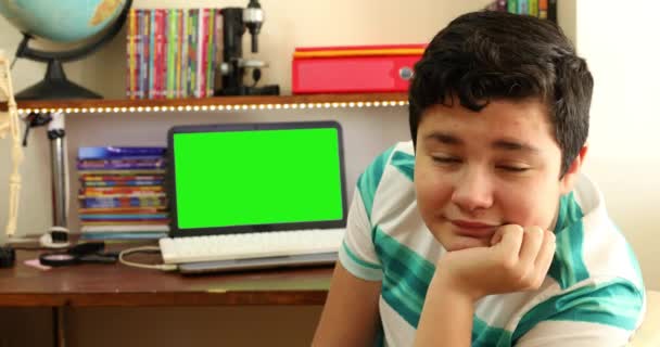 Afstandsonderwijs Thuis Met Groene Scherm Laptop Monitor — Stockvideo