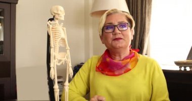 Okul çocukları için uzaktan öğrenme, karantina sırasında dizüstü bilgisayarda konferans veren öğretmen.