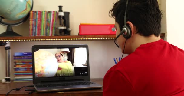 隔離または隔離中の家庭の学校で子供のためのオンライン学習教育距離学習 — ストック動画