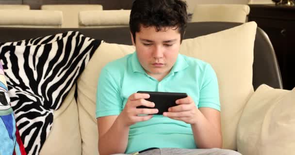 Retrato Adolescente Agressivo Gritando Jogando Seu Smartphone Irritado Frustrado Gritando — Vídeo de Stock