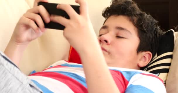 Retrato Adolescente Caucásico Usando Teléfono Inteligente Molesto Frustrado Gritando Con — Vídeo de stock