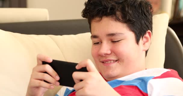 Retrato Adolescente Guapo Usando Teléfono Inteligente Molesto Frustrado Gritando Con — Vídeos de Stock