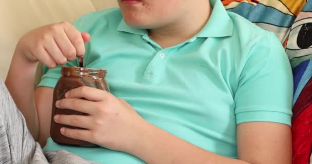 Niño Comiendo Crema Chocolate Con Cuchara — Vídeos de Stock