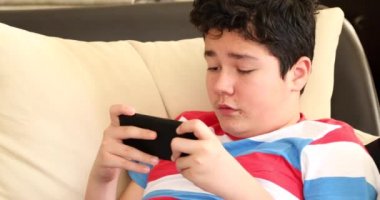 Yakışıklı bir gencin portresi. Koç 'un üzerinde tek başına oturuyor. Çocuk ekranları izliyor, okuyor, daktilo ediyor, oyunlar oynuyor. Teknoloji, internet iletişimi ve insan konsepti, akıllı telefon bağımlılığı