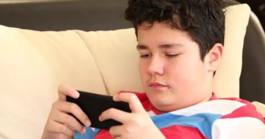 Yakışıklı bir gencin portresi. Koç 'un üzerinde tek başına oturuyor. Çocuk ekranları izliyor, okuyor, daktilo ediyor, oyunlar oynuyor. Teknoloji, internet iletişimi ve insan konsepti, akıllı telefon bağımlılığı