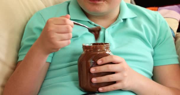 Niño Comiendo Crema Chocolate Con Cuchara — Vídeos de Stock