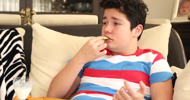 Caucazian Băiat Tânăr Telecomandă Stând Canapea Mâncând Micul Dejun Acasă — Videoclip de stoc