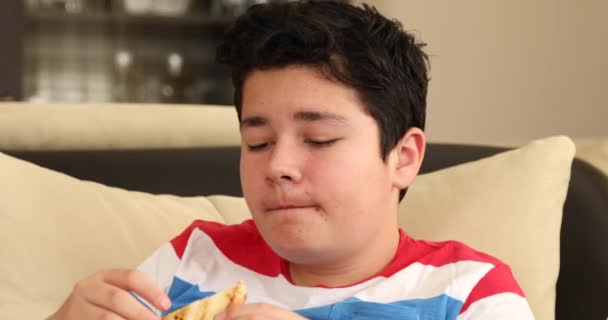 Kavkazský Mladý Chlapec Dálkovým Ovladačem Sedí Pohovce Jíst Snídani Doma — Stock video