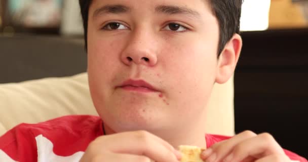 Кавказький Хлопчик Віддаленим Контролером Сидить Дивані Снідає Вдома — стокове відео