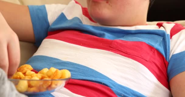 Menino Adolescente Com Espinhas Acne Rosto Deitado Sofá Assistindo Comendo — Vídeo de Stock