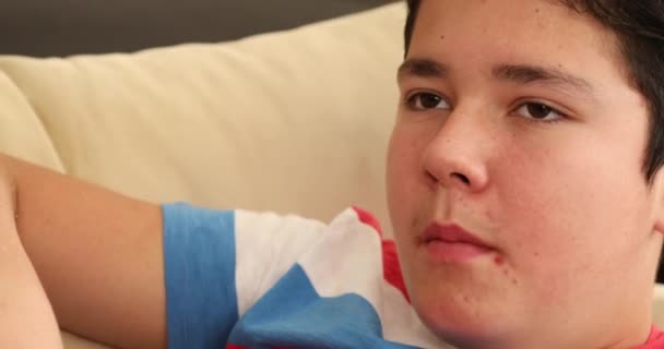 Adolescent Băiat Acnee Cosuri Fata Culcat Canapea Uitam Televizor Mâncând — Videoclip de stoc