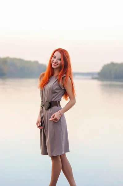 Na zewnątrz portret pięknej kobiety uśmiechający się z rude włosy — Zdjęcie stockowe