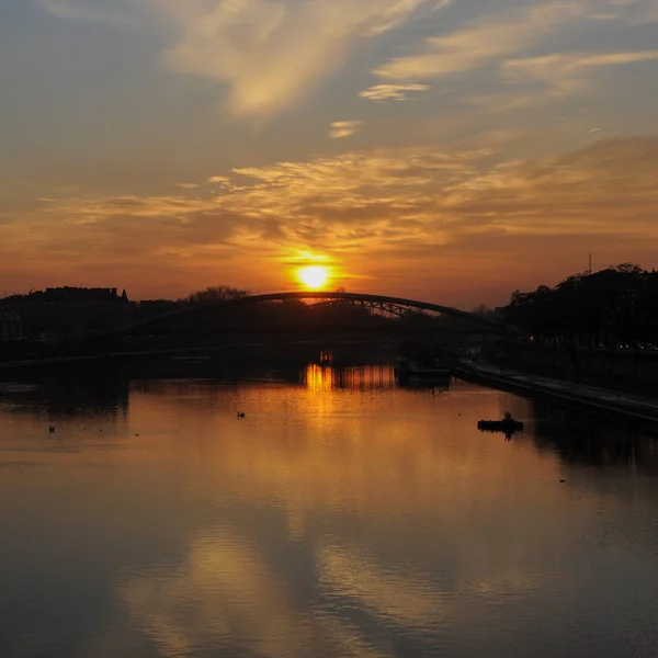 Río y puente al atardecer, luz del cielo al amanecer y al atardecer . — Foto de Stock