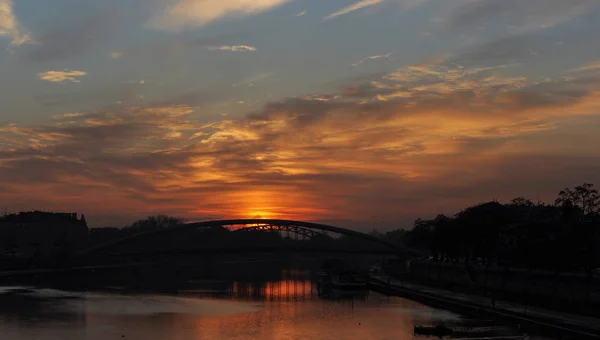Río y puente al atardecer, luz del cielo al amanecer y al atardecer . — Foto de Stock