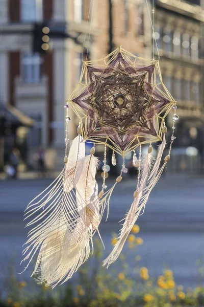 Mandala fatto a mano Occhio di Dio acchiappasogni con pavone bianco feat — Foto Stock