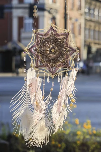 Mandala fatto a mano Occhio di Dio acchiappasogni con pavone bianco feat — Foto Stock