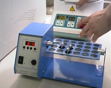 Klinik laboratuar ekipmanları. Santrifüj kapasitesi için bir örnek yükleme bilim adamı.