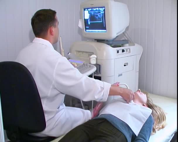 KIEV, UKRAINE, setembro de 2016: Enfermeira do sexo masculino realizando procedimento de ultrassom no quarto do hospital. Exame ultra-sonográfico médico do pescoço . — Vídeo de Stock