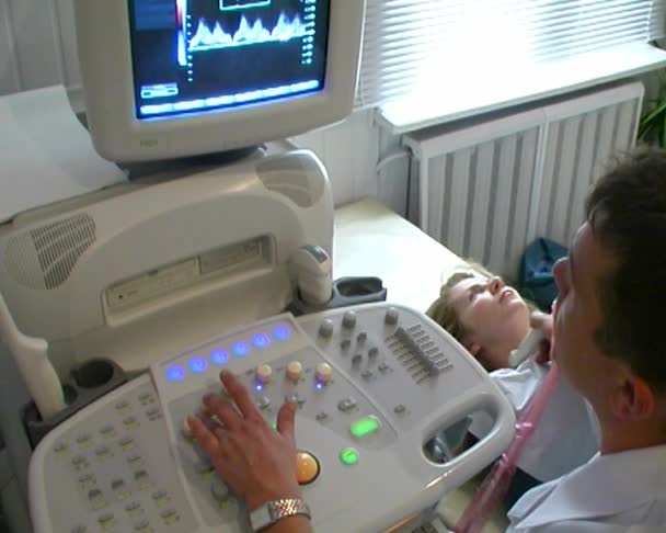 Kyjev, Ukrajina, září 2016: Muž sestra provádějící ultrazvuk procedury v nemocničním pokoji. Lékařské ultrazvukové vyšetření krku. — Stock video