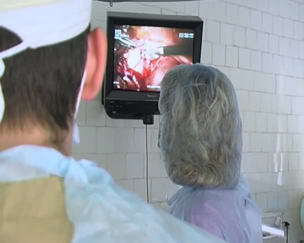 KIEV, UCRANIA, septiembre de 2015: Los cirujanos trabajan en equipo durante la cirugía abdominal laparoscópica . — Vídeos de Stock