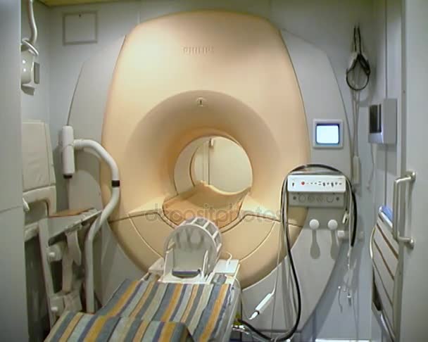 Kiev, Oekraïne, September, 2014: Ct-scanner. Roll militaire tomograph. Mobiele Ct-scanner in avtofergone. — Stockvideo